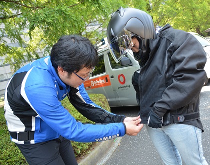 ヤマハ伊藤がリサさんにジャケットを着せる"